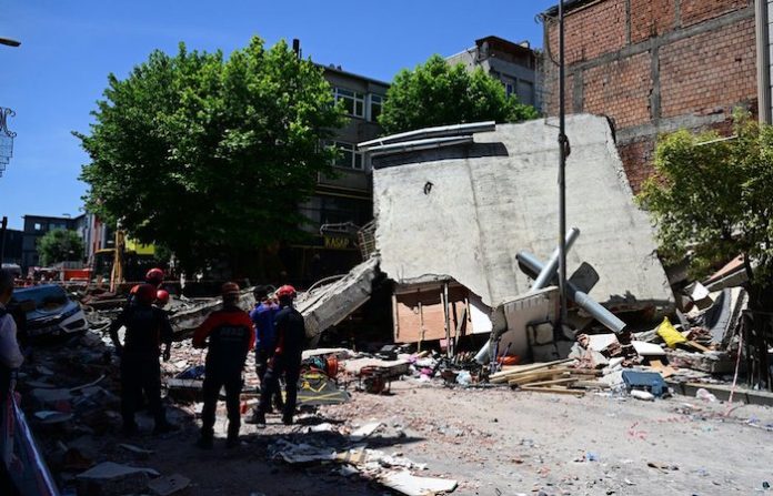 Video: Colapsa un edificio residencial de cuatro pisos en el oeste de Estambul