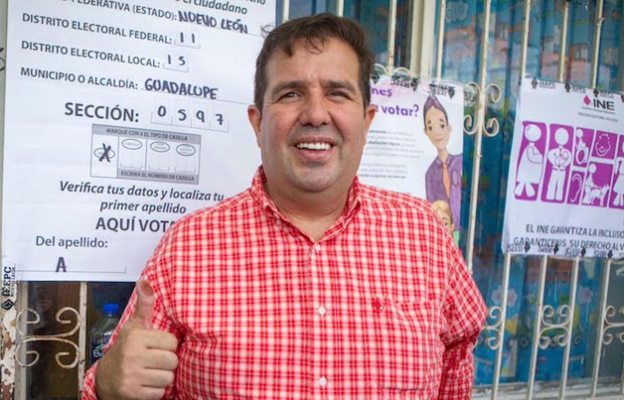Emite José Luis Garza Ochoa sufragio en Guadalupe