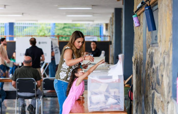 Acude Lorena de la Garza a emitir su voto en compañía de su familia