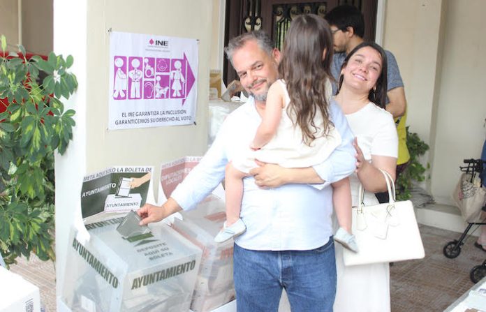 Luis Ángel Benavides candidato a la alcaldía de Guadalupe acude a votar