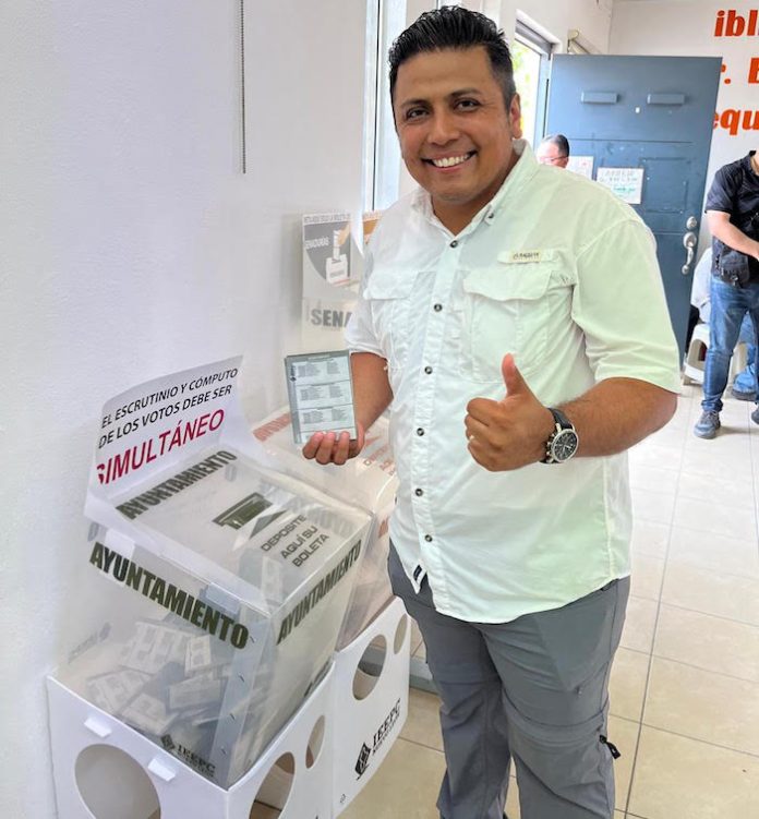 Roberto Espinoza acude a votar a la casilla