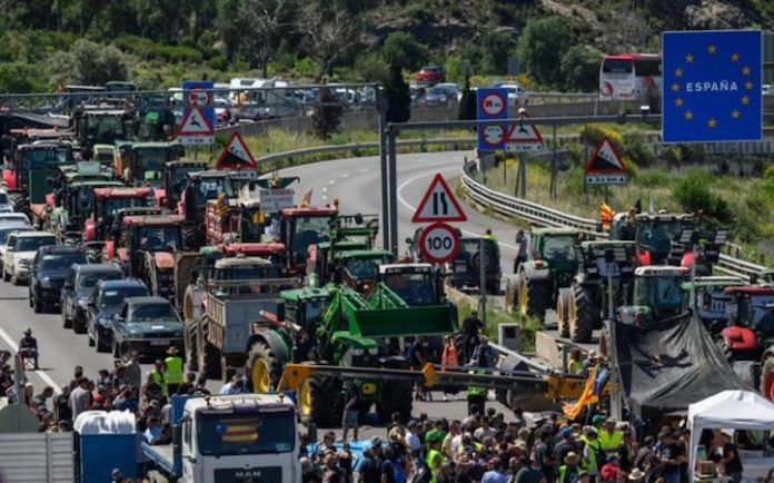 Cientos de agricultores de España y Francia bloquean ocho cruces en la frontera