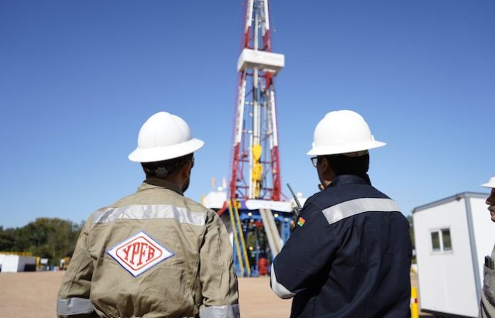 Petrolera boliviana niega escasez de gasolina y anuncia llegada de diésel desde Chile