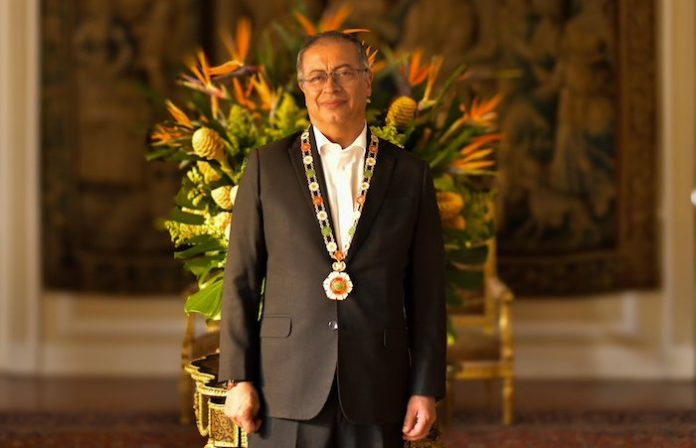 Petro es condecorado por el Gobierno de Palestina