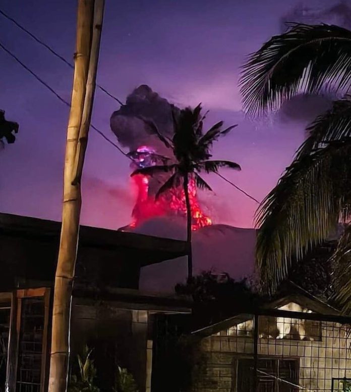 Un volcán filipino emite una columna de ceniza a una altura de 5.000 metros