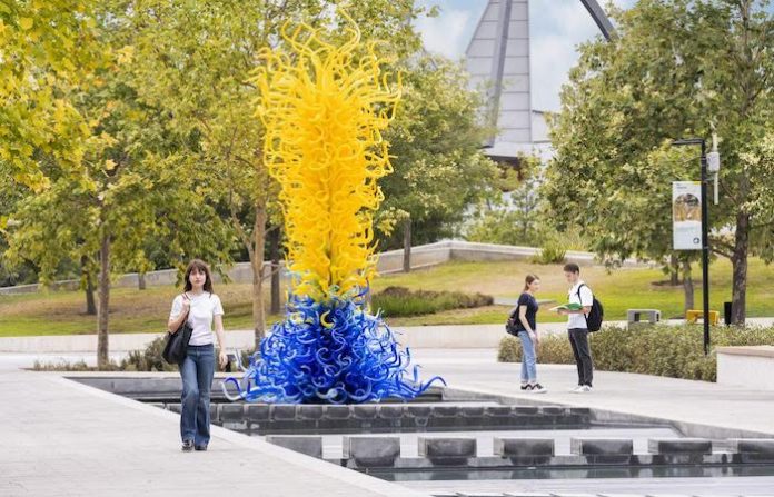 Instalan obra de Dale Chihuly exclusiva para la UDEM