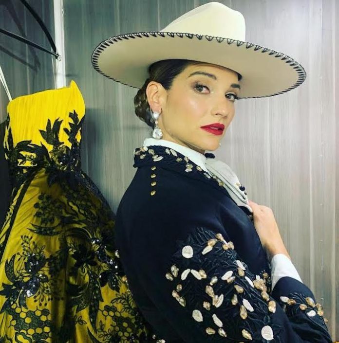 Video: Natalia Jiménez protesta con mariachi contra restaurante que la discriminó por hablar español