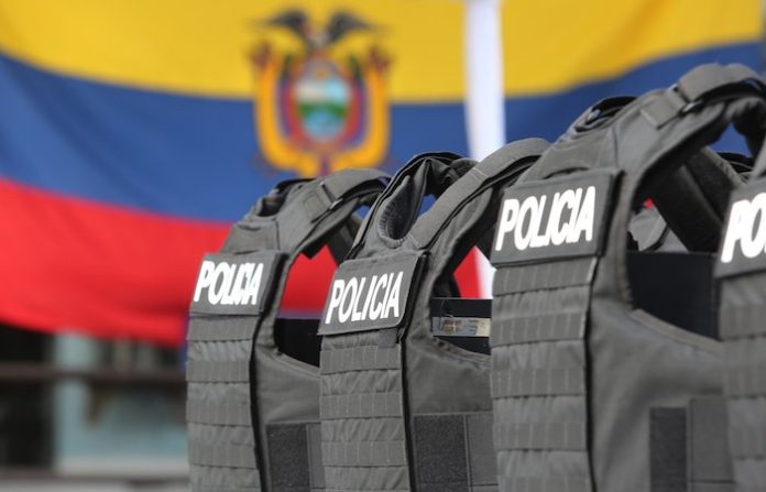 Presidente de Ecuador entrega 10.500 chalecos a la Policía para lucha antidelincuencial