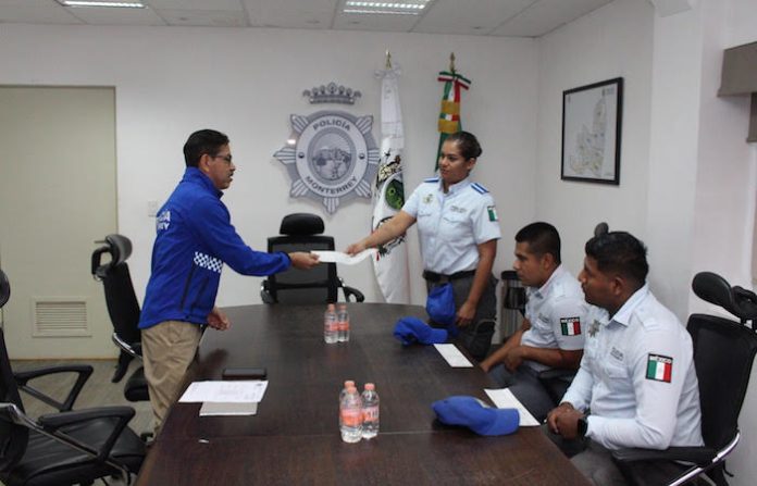 Reconocen a policías por su labor en Monterrey