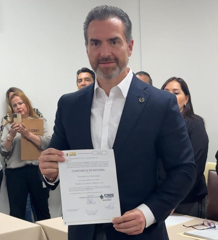 Adrián de la Garza recibe su constancia que lo acredita como Alcalde electo de Monterrey