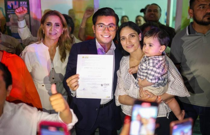 Recibe Félix Arratia constancia de mayoría como alcalde electo de Juárez NL