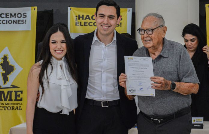 César Garza Arredondo recibe su constancia de mayoría que lo avala como el próximo Alcalde de Apodaca