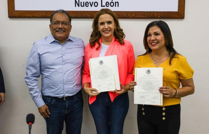 Entrega INE constancia como Diputada Federal a Clara Luz Flores