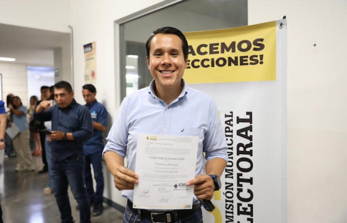 Daniel Carrillo recibe su constancia como Alcalde electo nuevamente de San Nicolás
