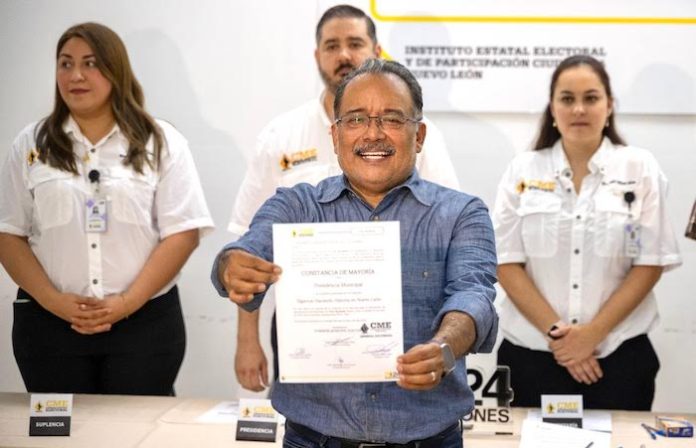 Andrés Mijes recibe su constancia que lo acredita por segunda ocasión como Alcalde de Escobedo