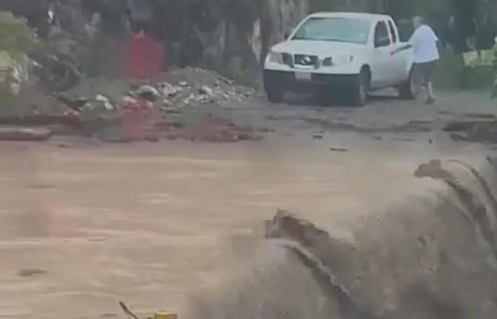 Se registran fuertes lluvias en la Sierra de Santiago