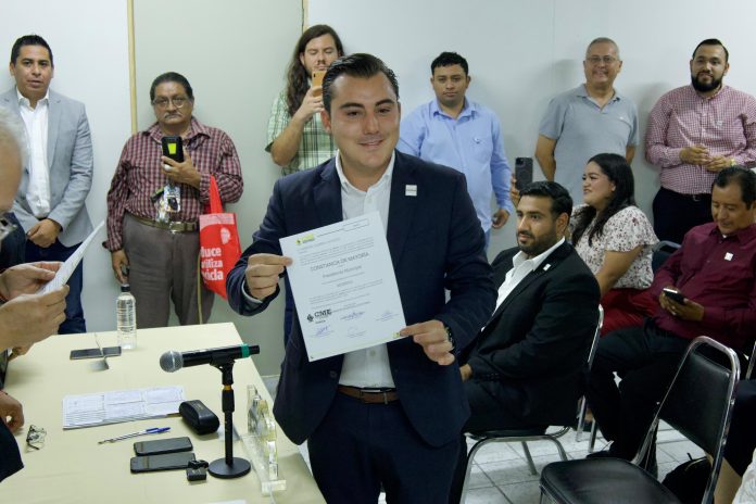 Recibe Manuel Guerra constancia de mayoría en el municipio de García