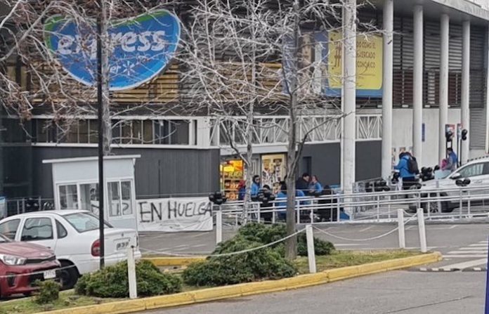 Trabajadores de Walmart en Chile inician huelga a nivel nacional