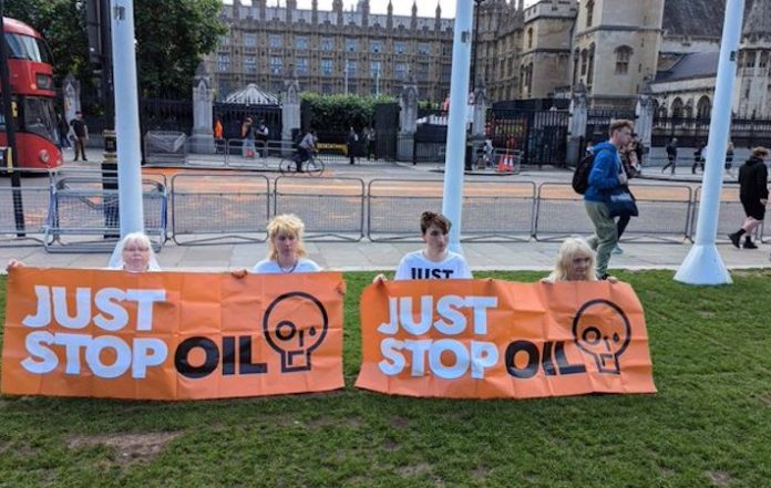 Ecoactivistas arrojan pintura naranja cerca de la Plaza del Parlamento en Londres