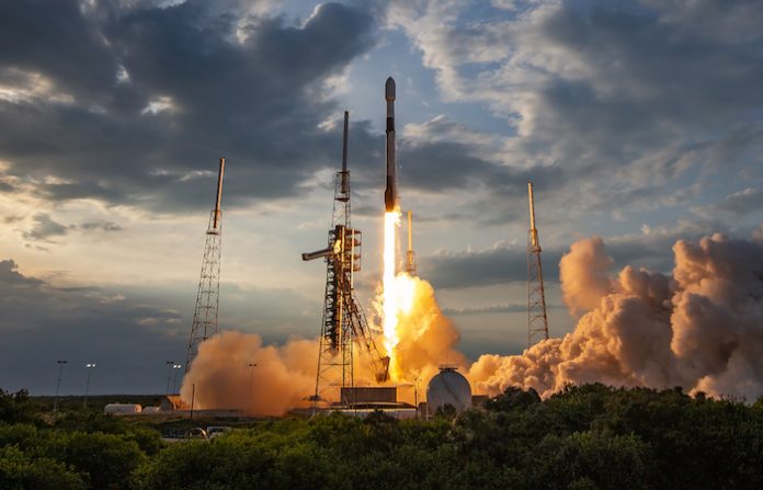 EU deja en tierra cohete Falcon 9 de SpaceX para investigar fallo en lanzamiento