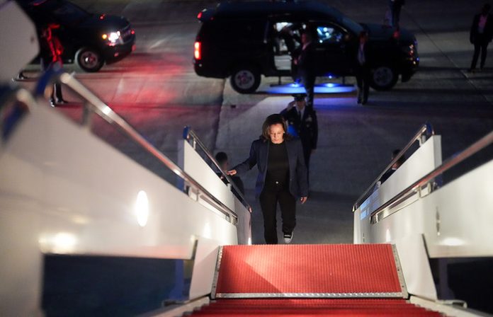 Trump afirma que le sería más fácil vencer a Harris que a Biden en muchos sentidos