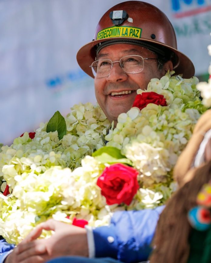 Arce afirma que defenderá con su vida la democracia en Bolivia tras marcha de respaldo
