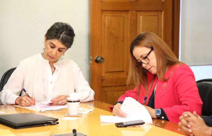 Representación de NL firma convenio de colaboración con Institución Educativa