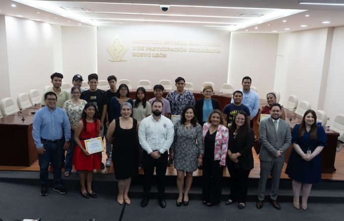 Distinguen a Universitarias y Universitarios neoleoneses por la democracia