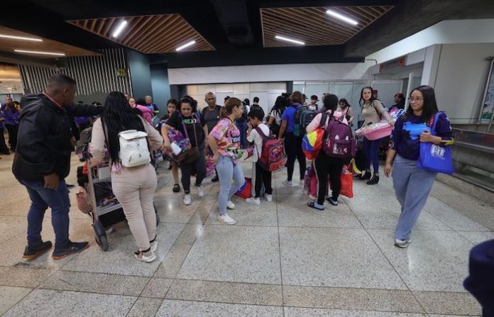 Regresan a Venezuela 261 connacionales procedentes de México