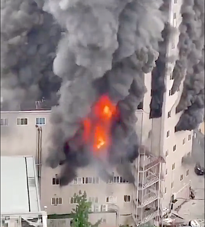 Sube a 16 el número de muertos por incendio en un centro comercial en China