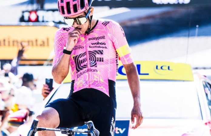 Ecuatoriano Carapaz hace historia al ganar etapa 17 del Tour de Francia