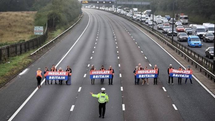 Ecologistas ingleses reciben condenas de prisión récord por bloquear una carretera