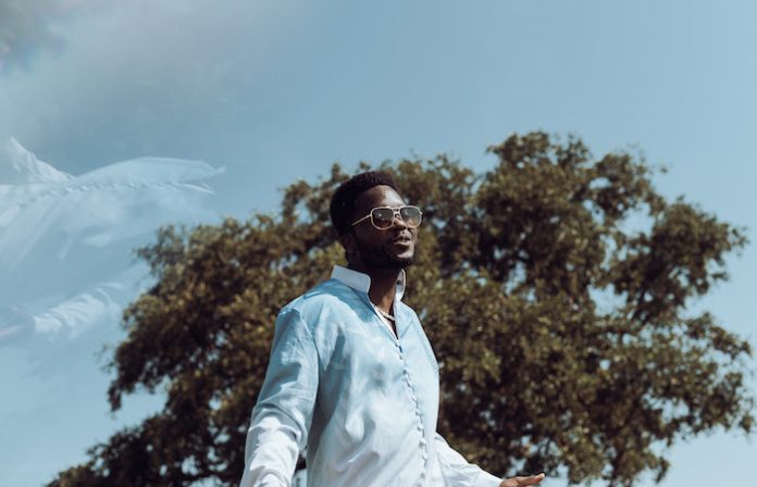 Cimafunk comparte “Dime”, un sensual tema R&B sobre rendirte ante el amor