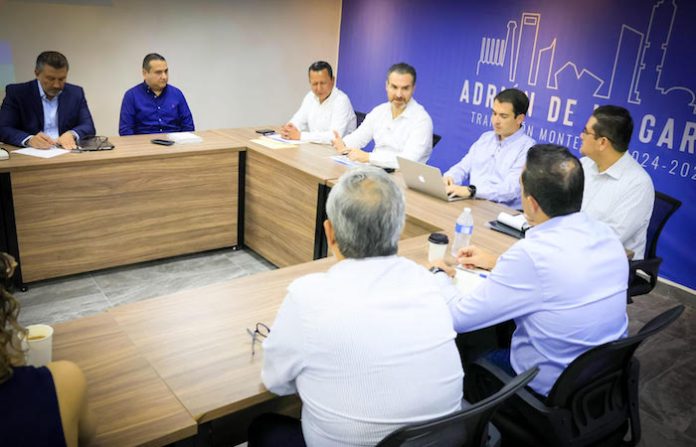 Establecen Adrián y su equipo mesa de trabajo para servicios y obras públicas