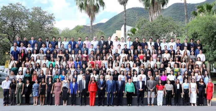 Continuarán estudiantes de la UANL su formación en el extranjero