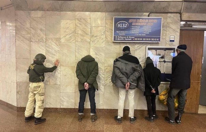 Kiev empieza a detener a hombres por no actualizar sus datos ante autoridades militares