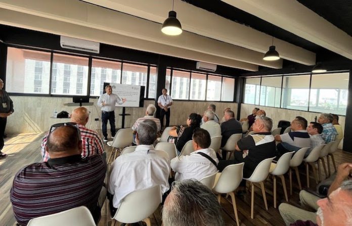 Imparten plática de cultura vial a taxistas de la CROC