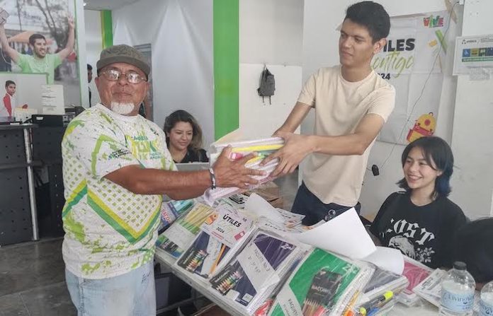 Inicia Apodaca entrega de “Útiles Contigo 2024”