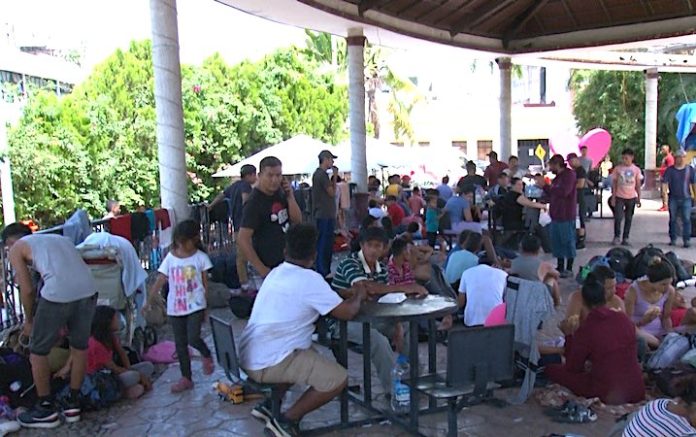 Unas 2.000 personas migrantes avanzan en una nueva caravana por el sur de México