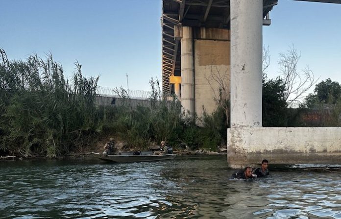 Estados Unidos detiene a decenas de miles de migrantes más de los que reconoce