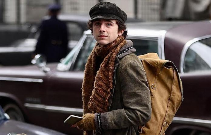 Video: Timothée Chalamet se convierte en Bob Dylan en el primer tráiler de “A Complete Unknown”