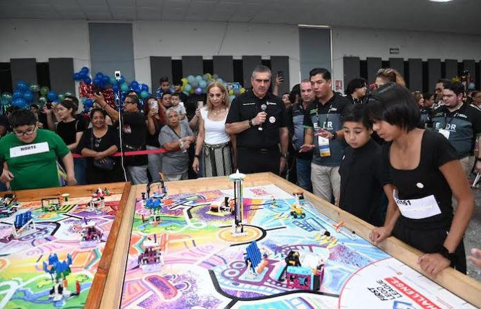 Reconocen en Apodaca a alumnos de Escuela de Robótica