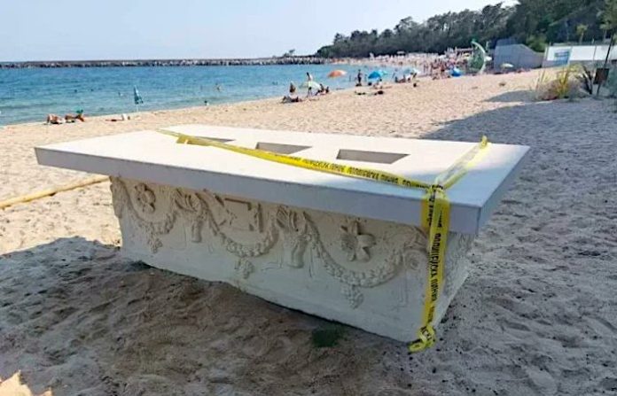 Un turista encuentra un antiguo sarcófago romano en la ciudad búlgara de Varna