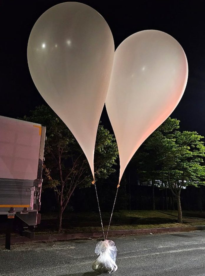 Corea del Norte lanza casi 500 globos con basura hacia Corea del Sur