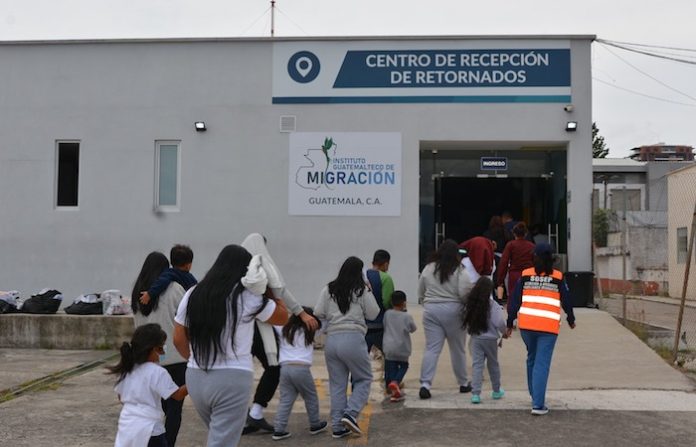Guatemala crea equipo de asistencia humanitaria a desplazados de México