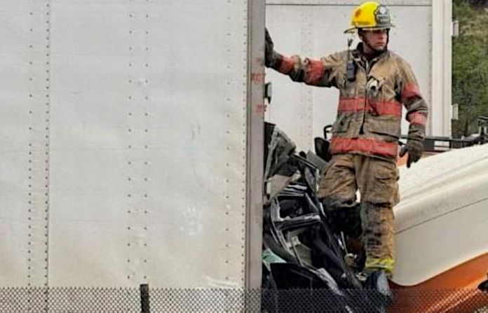 Mueren 4 monjas tras impacto de tráiler contra camioneta en Arteaga