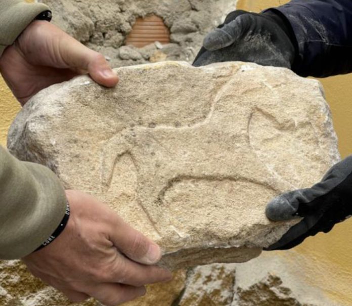 La policía española recupera piezas arqueológicas incrustadas en fachada de un restaurante
