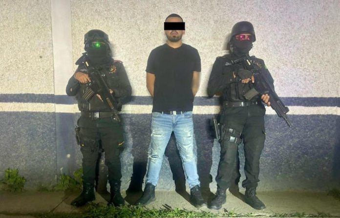 Arrestan a hombre armado en Juárez