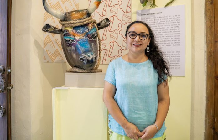 Mónica Oviedo muestra su magia para crearCartonería Viva