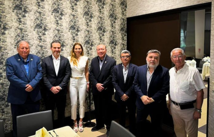 Realiza Adrián gira de trabajo por Texas